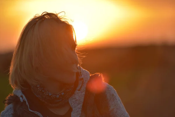 秋天金发女郎的画像 背景是田野里的日落 — 图库照片
