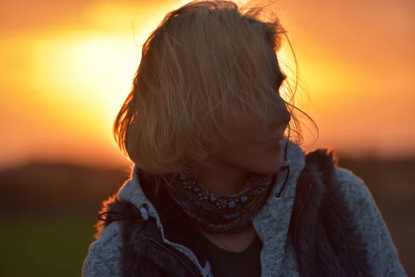 Porträt Eines Blonden Mädchens Herbst Vor Dem Hintergrund Des Sonnenuntergangs — Stockfoto