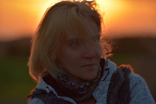 Portrét Blondýny Podzim Pozadí Západu Slunce Poli — Stock fotografie