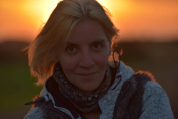 Portret Van Blond Meisje Herfst Achtergrond Van Zonsondergang Het Veld — Stockfoto