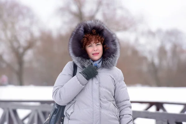 Женщина Зимой Серой Куртке Меховой Отделкой — стоковое фото