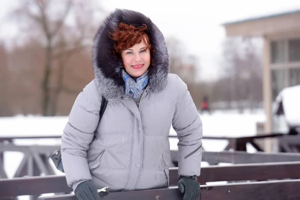 冬にはファートリムのグレーのジャケットを着た女性が — ストック写真