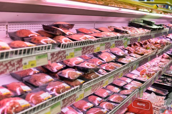 Rússia São Petersburgo 2022 Carne Fresca Embalada Vácuo Supermercado Venda — Fotografia de Stock