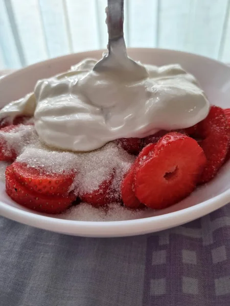 Erdbeeren Mit Saurer Sahne Auf Einem Teller — Stockfoto