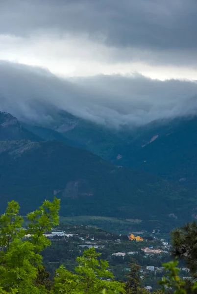 Dağların Üstünde Sis Var Düşük Bulutlar Güzel Manzara — Stok fotoğraf