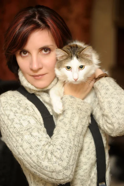 Jeune Femme Avec Un Chat Dans Les Bras Heureux Bonjour Stock Photo Jeune Femme Avec Un Chat Dans Les Bras Heureux Bonjour Stock Photo