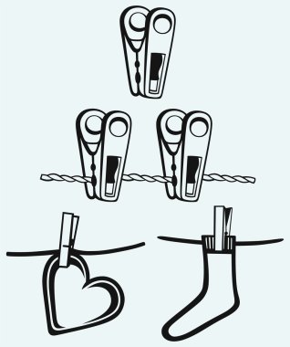 ip üzerinde clothespins dönüştürün. clothesline kalbinde. Bel soğukluğu clothesline içinde yapılmış çoraplar