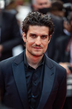 CANNES, FRANCE - 15 Temmuz 2021: Louis Garrel 74. Cannes Film Festivali sırasında 