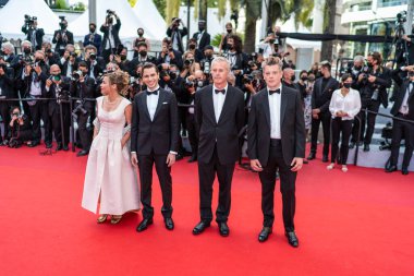 CANES, FRANCE - 15 Temmuz 2021: Emanuele Arioli, Blanche Gardin, Bruno Dumont ve Benjamin Biolay, Cannes Film Festivali 'nin 74.