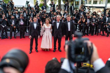 CANES, FRANCE - 15 Temmuz 2021: Emanuele Arioli, Blanche Gardin, Bruno Dumont ve Benjamin Biolay, Cannes Film Festivali 'nin 74.