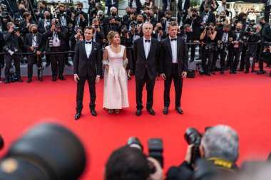 CANES, FRANCE - 15 Temmuz 2021: Emanuele Arioli, Blanche Gardin, Bruno Dumont ve Benjamin Biolay, Cannes Film Festivali 'nin 74.