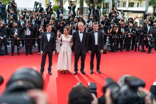 CANES, FRANCE - 15 Temmuz 2021: Emanuele Arioli, Blanche Gardin, Bruno Dumont ve Benjamin Biolay, Cannes Film Festivali 'nin 74.