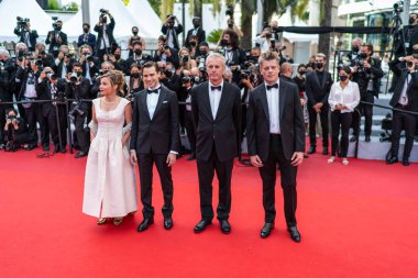 CANES, FRANCE - 16 Temmuz 2021: Emanuele Arioli, Blanche Gardin, Bruno Dumont ve Benjamin Biolay, 74.