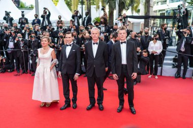 CANES, FRANCE - 16 Temmuz 2021: Emanuele Arioli, Blanche Gardin, Bruno Dumont ve Benjamin Biolay, 74.