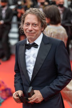 CANNES, FRANCE - 16 Temmuz 2021: Mathieu Amalric, 74. Cannes Film Festivali sırasında düzenlenen 
