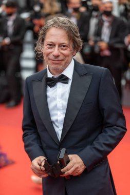 CANNES, FRANCE - 16 Temmuz 2021: Mathieu Amalric, 74. Cannes Film Festivali sırasında düzenlenen 