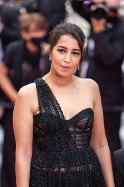 CANES, FRANCE - 16 Temmuz 2021: Leia Bekhti 74. Cannes Film Festivali 'nde 