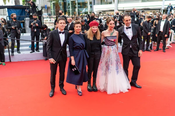 CANNES, FRANCE - 16 Temmuz 2021: Daniel Burman, Elsa Zylberstein, jüri başkanı Andrea Arnold, jüri üyeleri Mounia Meddour ve Michael Covino 74 Cannes Film Festivali 'ndeki 