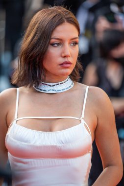 CANNES, FRANCE - 17 Temmuz 2021: Adele Exarchopoulos, 74. yıllık Cannes Film Festivali sırasında 