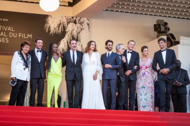 CANNES, FRANCE - 17 Temmuz 2021: Fatou N 'Diaye, Jean-Franois Halin, Jean Dujardin, Nicolas Bedos, Pierre Niney ve Natacha Lindinger 