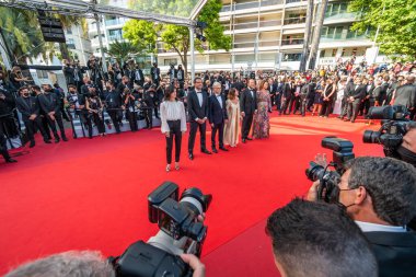 CANNES, FRANCE - 17 Temmuz 2021: Julia Vignali ve Kad Merad 