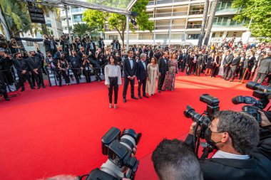 CANNES, FRANCE - 17 Temmuz 2021: Julia Vignali ve Kad Merad 