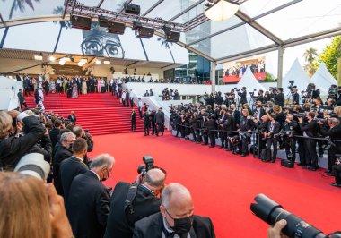 CANES, FRANCE - 17 Temmuz 2021: 74. Cannes Film Festivali 'nin kapanış töreni için kırmızı halı