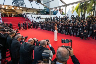 CANNES, FRANCE - 17 Temmuz 2021: Adele Exarchopoulos, 74. yıllık Cannes Film Festivali sırasında 