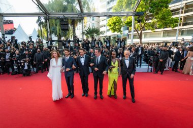 CANNES, FRANCE - 17 Temmuz 2021: Fatou N 'Diaye, Jean-Franois Halin, Jean Dujardin, Nicolas Bedos, Pierre Niney ve Natacha Lindinger 