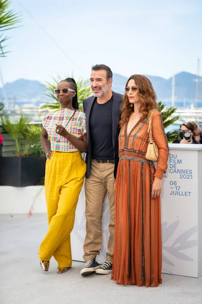 Cannes France Липня 2021 Fatou Diaye Jean Dujardin Natacha Lindinger — стокове фото