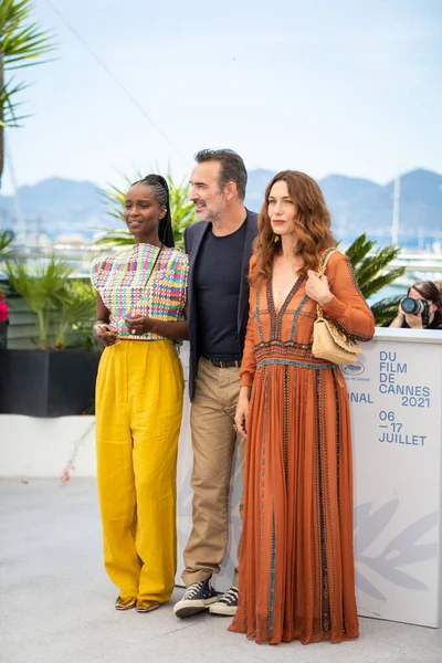 Cannes France Липня 2021 Fatou Diaye Jean Dujardin Natacha Lindinger — стокове фото