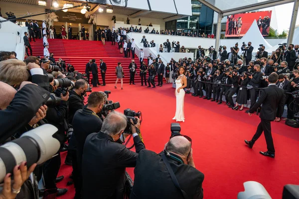 2021年7月17日 Adele Exarchopoulos出席第74届戛纳电影节 Oss 117 Africa Love 的最后放映和闭幕式 — 图库照片