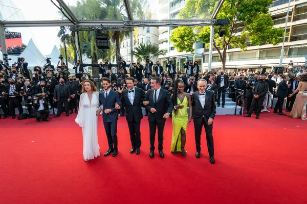 CANNES, FRANCE - 17 Temmuz 2021: Fatou N 'Diaye, Jean-Franois Halin, Jean Dujardin, Nicolas Bedos, Pierre Niney ve Natacha Lindinger 
