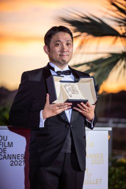 CANES, FRANCE - 17 Temmuz 2021: Ryusuke Hamaguchi, 74. Cannes Film Festivali 'nde' Arabamı Sürün 'dalında' En İyi Senaryo 'ödülünü aldı 