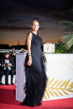 CANNES, FRANCE - 17 Temmuz 2021: Julia Ducournau, 74. Cannes Film Festivali sırasında 'Titane' dalında Palme d 'Or' En İyi Film Ödülü ile poz verdi 
