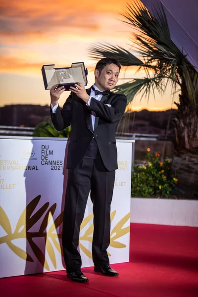 Kannes Francja Lipiec 2021 Ryusuke Hamaguchi Pozuje Nagrodą Najlepszy Scenariusz — Zdjęcie stockowe