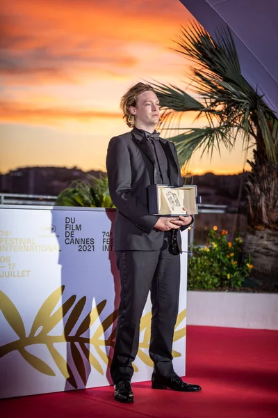 Cannes França Julho 2021 Caleb Landry Jones Apresenta Com Prêmio — Fotografia de Stock