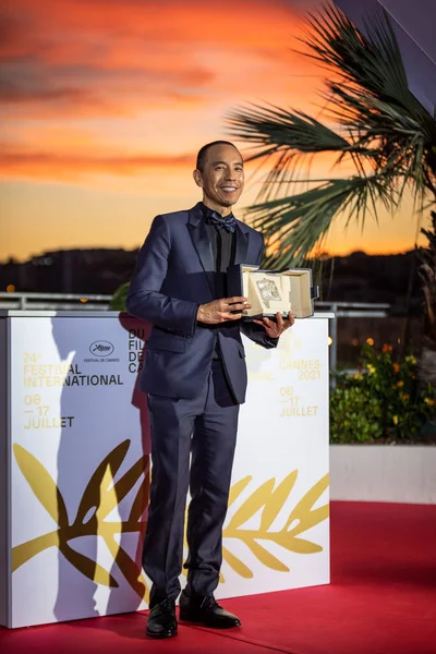 Kannes Francja Lipiec 2021 Apichatpong Weerasethakul Pozuje Nagrodą Jury Aequo — Zdjęcie stockowe