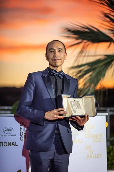 Kannes Francja Lipiec 2021 Apichatpong Weerasethakul Pozuje Nagrodą Jury Aequo — Zdjęcie stockowe