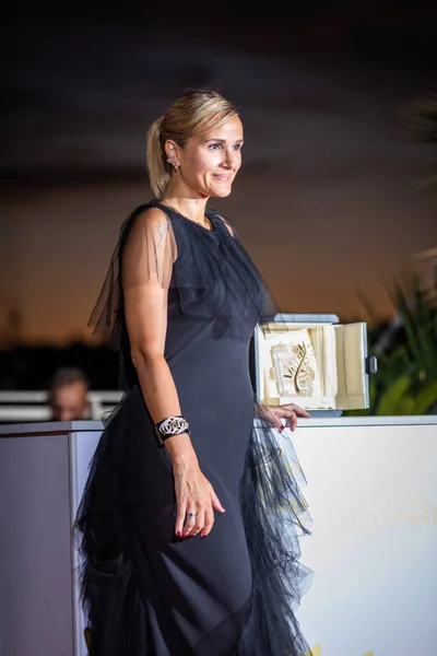 Cannes França Julho 2021 Julia Ducournau Posa Com Palma Ouro — Fotografia de Stock
