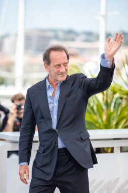 CANES, FRANCE - 17 Mayıs 2022: Vincent Lindon, Palais des Festivals 'te düzenlenen 75.