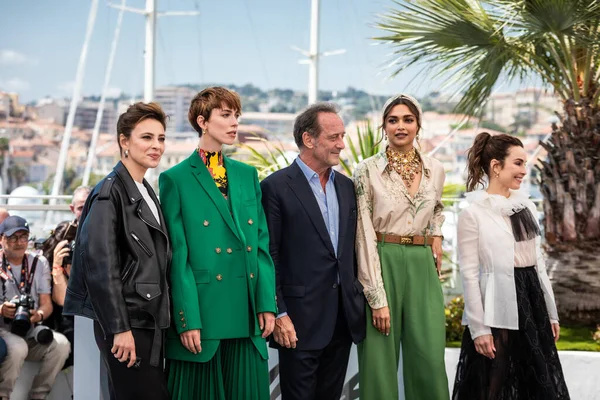 Cannes Frankrijk Mei 2022 Deepika Padukone Noomi Rapace Vincent Lindon — Stockfoto