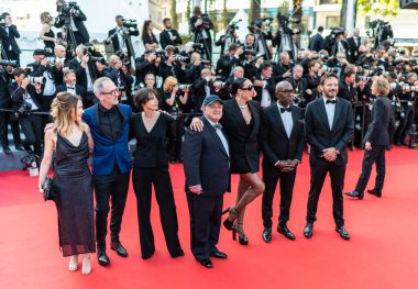 CANNES, FRANCE - 17 Mayıs 2022: Rossy de Palma, Lucien Jean-Baptiste ve Samuel le Bihan 