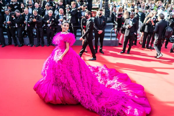 Cannes フランス 2022年5月17日 Farhana Bodiが Final Cut Coupez の上映会に参加 フェスティバルでの第75回カンヌ映画祭の開会式のレッドカーペット — ストック写真