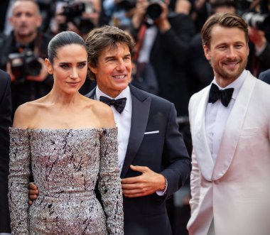 CANNES, FRANCE - 18 Mayıs 2022: Tom Cruise, Jennifer Connelly ve Glen Powell, Palais des Festivals 'te düzenlenen 75.
