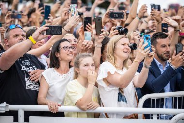 CANNES, FRANCE - 18 Mayıs 2022: hayranlar Palais des Festivals 'te düzenlenen 75. Cannes film festivali sırasında 