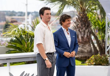 CANNES, FRANCE - 18 Mayıs 2022: Miles Teller ve Tom Cruise, Palais des Festivals 'te düzenlenen 75.