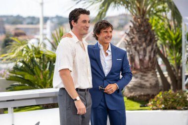CANNES, FRANCE - 18 Mayıs 2022: Miles Teller ve Tom Cruise, Palais des Festivals 'te düzenlenen 75.