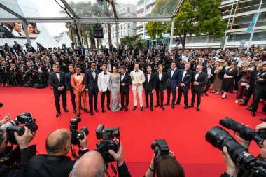 CANNES, FRANCE - 18 Mayıs 2022: Lewis Pullman, Greg Tarzan Davis, Danny Ramirez, Glenn Powell, Jay Ellis, Miles Teller, Jennifer Connelly, Tom Cruise, Joseph Kosinski, Jerry Bruckheimer ve Jon Hamm 