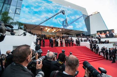 CANNES, FRANCE - 18 Mayıs 2022: Lewis Pullman, Greg Tarzan Davis, Danny Ramirez, Glenn Powell, Jay Ellis, Miles Teller, Jennifer Connelly, Tom Cruise, Joseph Kosinski, Jerry Bruckheimer ve Jon Hamm 